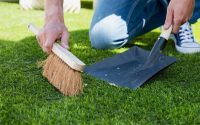 уход за искусственным газоном на даче