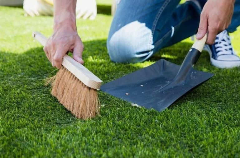 уход за искусственным газоном на даче