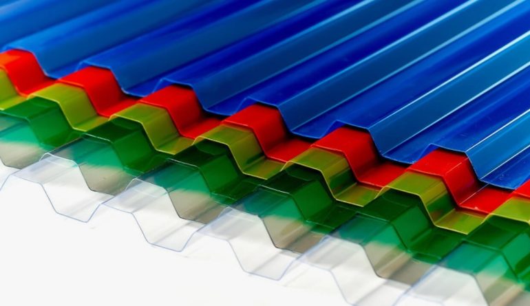 Профилированный поликарбонат: где применяется и какие преимущества