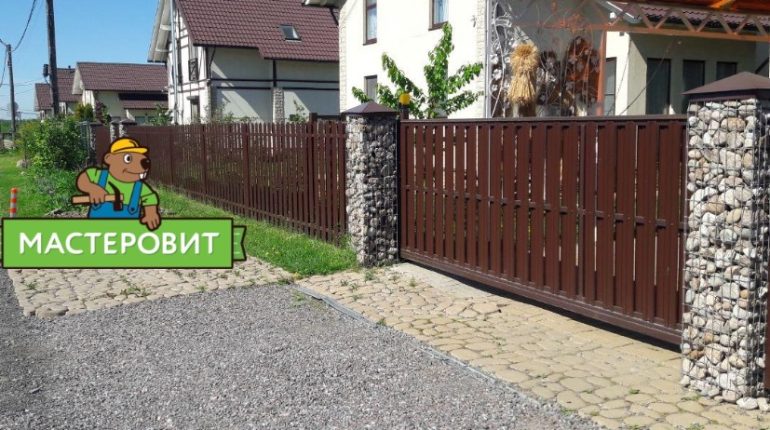Забор из металлического штакетника или деревянный? Сравнение двух популярных вариантов