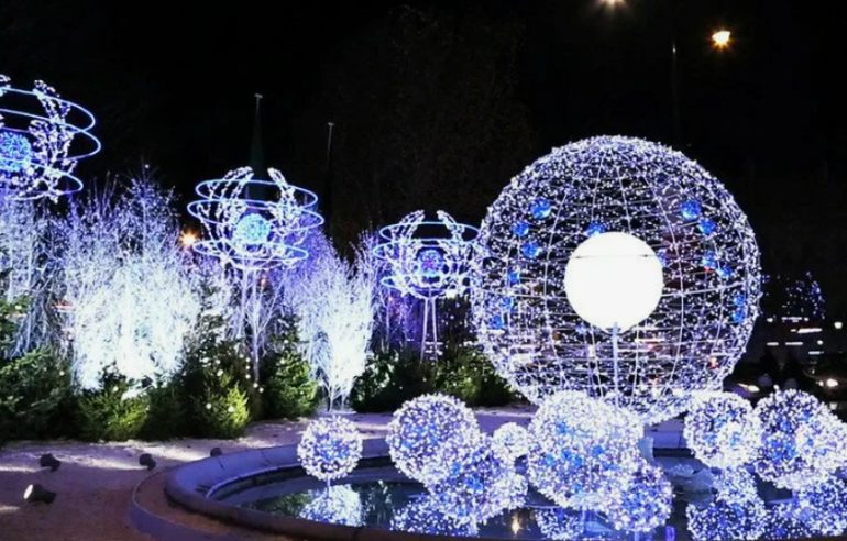 Оформляем фасад дома к Новому году: лучшие идеи