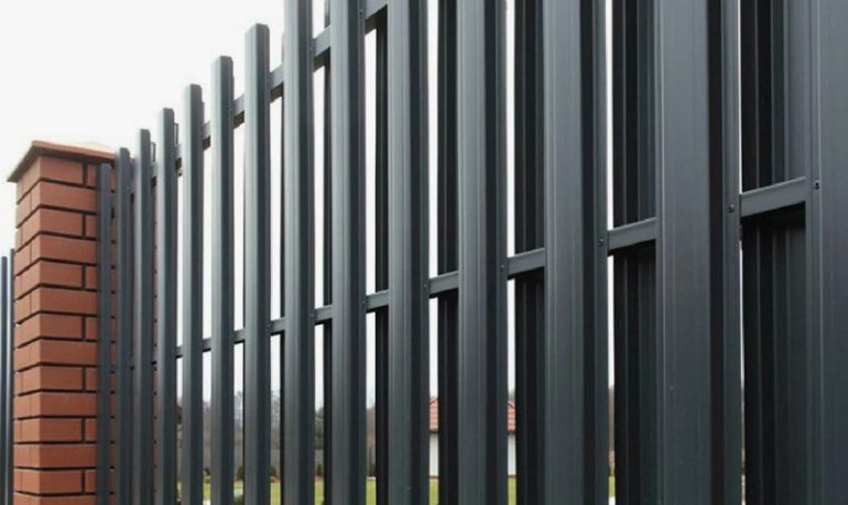 Ошибки при монтаже металлического штакетника и как их избежать